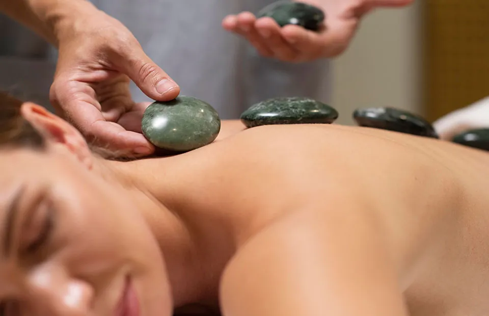 Experiência de massagem com pedras quentes