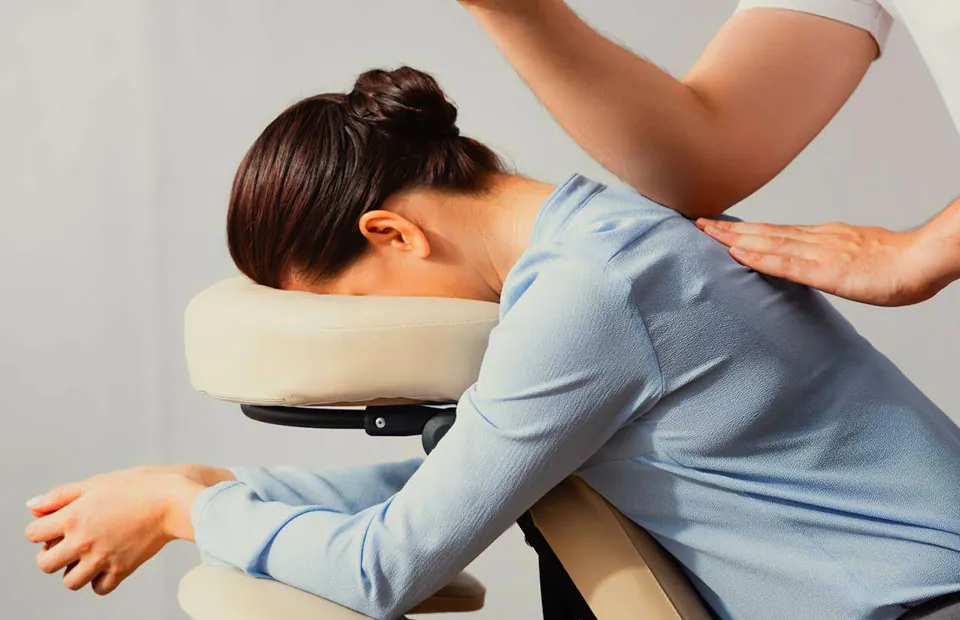 Atendimento de Quick Massage em cadeira profissional